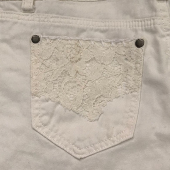 BKE Casuals Lacey White Lace Jean Shorts 25 - Picture 5 of 5